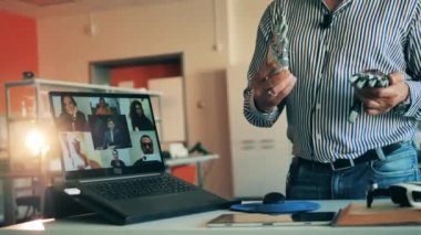 Erkek öğretmen yetişkin öğrencilere online biyonik hakkında bilgi veriyor. Uzaktan eğitim, çevrimiçi eğitim, uzaktan eğitim, çevrimiçi öğrenme kavramı.
