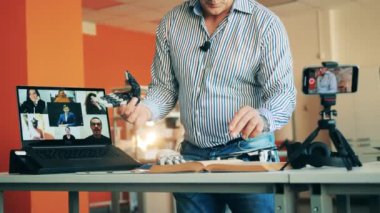 Robot parçalar internet üzerinden öğrencilere gösteriliyor. Uzaktan eğitim, çevrimiçi eğitim, uzaktan eğitim, çevrimiçi öğrenme kavramı.