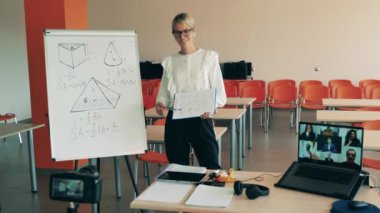 Bir bayan internet üzerinden geometri dersi veriyor.