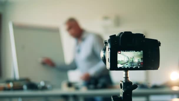 Camera is het filmen van een e-les van een mannelijke leraar — Stockvideo