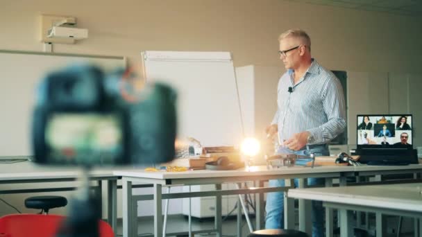 Mannelijke mentor leidt een e-class die live wordt gefilmd. Onderwijs op afstand, online onderwijs, afstandsonderwijs, online leerconcept. — Stockvideo