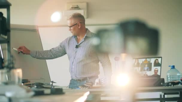 E-lezione di un tutor maschio viene girato sulla macchina fotografica — Video Stock