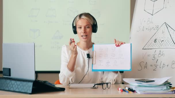 Professora está explicando matemática pela internet — Vídeo de Stock