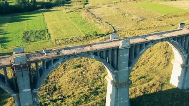 Massive menschenleere Brücke mit einer Touristin, die sie überquert — Stockvideo