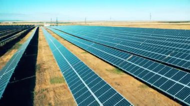 Güneş enerjisi, güneş paneli, güneş çiftliği konsepti. Bol miktarda elektrik pili olan güneş enerjisi alanı