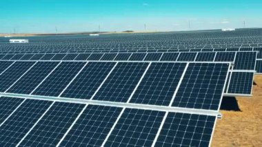 Bataryalı güneş enerjisi üretme istasyonu. Güneş enerjisi, güneş paneli, güneş çiftliği konsepti. Enerji tasarrufu, enerji verimliliği, yenilenebilir enerji kavramı.