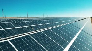 Enerji tasarrufu, enerji verimliliği, yenilenebilir enerji kavramı. Güneş panellerinden oluşan elektrik yükleme sıraları
