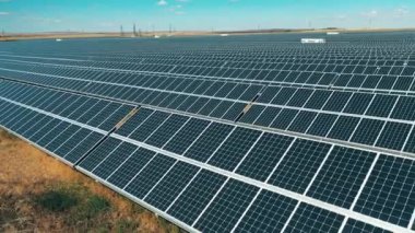Açık havada güneş enerjisi üreten istasyon. Güneş enerjisi, güneş paneli, güneş çiftliği kavramı.