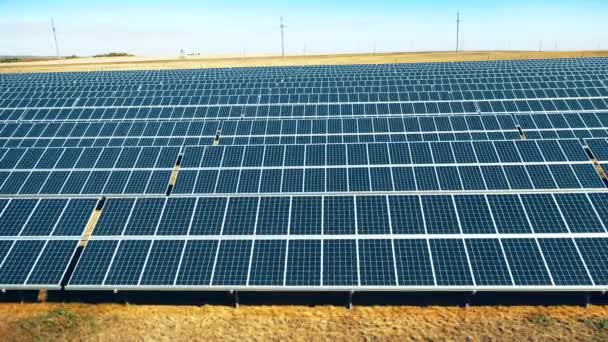 Baterías solares dispuestas en filas en un campo — Vídeo de stock