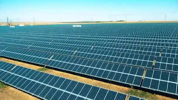 Energía solar, panel solar, concepto de granja solar. Paneles solares azules instalados en un gran campo — Vídeos de Stock