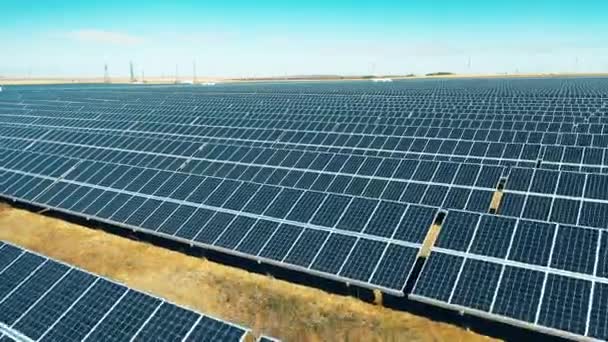 Múltiples paneles solares dispuestos en filas al aire libre — Vídeos de Stock