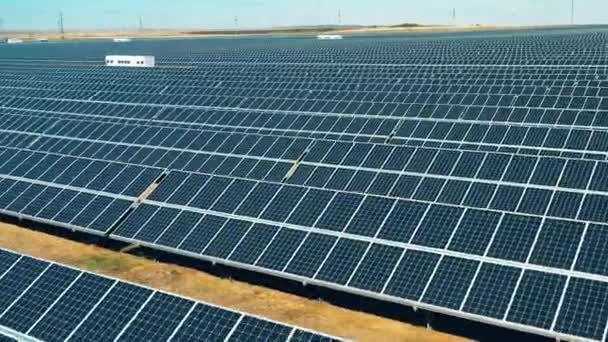 Energia solar, painel solar, conceito de fazenda solar. Linhas de baterias solares filmadas em alta velocidade — Vídeo de Stock