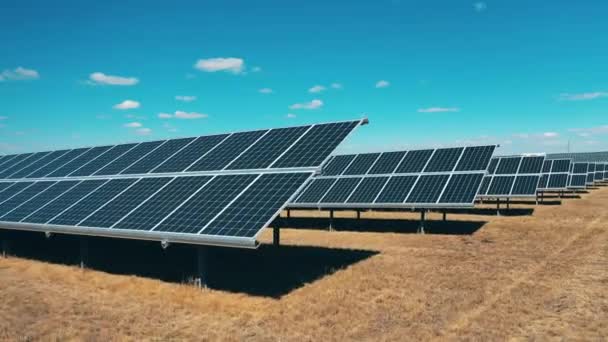 Ahorro de energía, eficiencia energética, concepto de energía renovable. Central eléctrica solar con filas de paneles — Vídeos de Stock