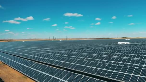 Solar farm consisting of batteries in multiple rows. Solar power, solar panel, solar farm concept. — Stock Video