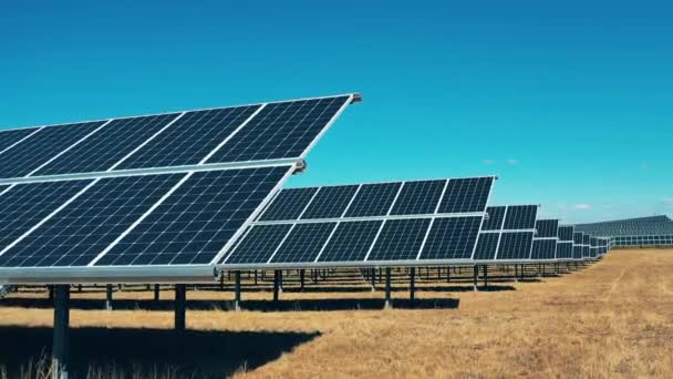 Instalaciones de paneles solares montadas en hileras. Ahorro de energía, eficiencia energética, concepto de energía renovable. — Vídeos de Stock