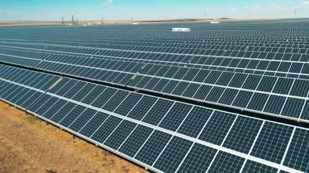 その中に太陽光発電所が建設されたフィールド。省エネ、エネルギー効率、再生可能エネルギーの概念. — ストック動画
