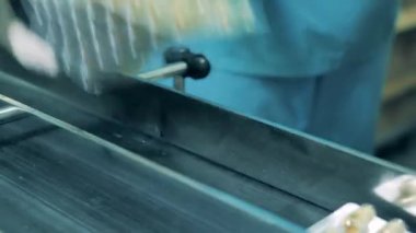 Tıp işçisi kapsül kabarcıkları topluyor. Kapat.