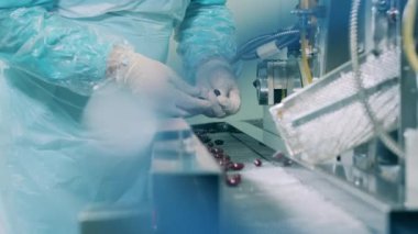 Tıbbi uzman taşıyıcıdan tabletleri alıyor. İlaç endüstrisi konsepti.