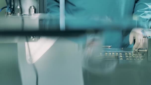 コンベアベルトを監視する化学専門家 — ストック動画