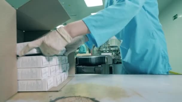 Pharmacologist putting medicines in a box — Stock Video