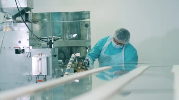 Tıp uzmanları ilaç üretim sürecini yönetiyor — Stok video