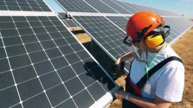 Güneş panelleri bir erkek uzman tarafından onarılıyor. Enerji verimliliği, enerji tasarrufu kavramı.
