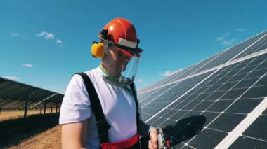 Güneş pilleri bir asker tarafından deliniyor.