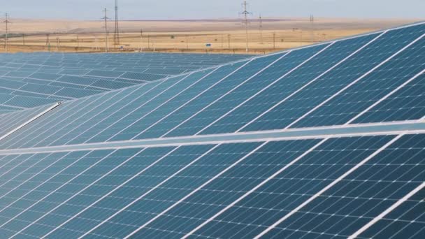 Superficies de los paneles solares instalados en el campo — Vídeos de Stock