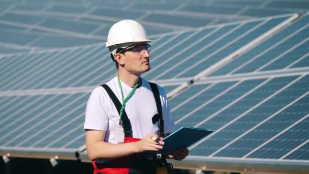 El soldado está observando una central solar. — Vídeo de stock