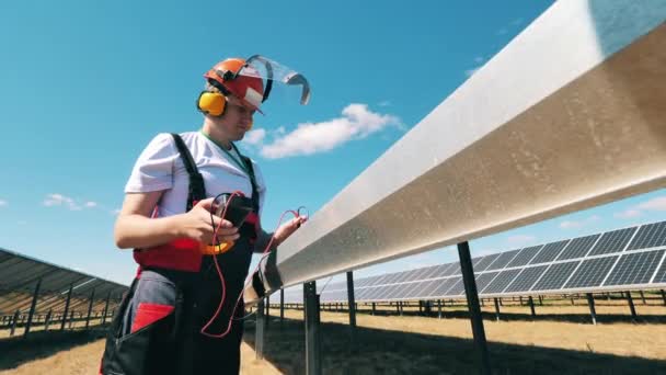 Les panneaux solaires sont réparés par un spécialiste masculin — Video