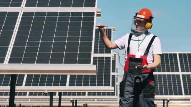 Eficiencia energética, concepto de ahorro energético. Nivel de electricidad en paneles solares está siendo comprobado por un especialista — Vídeo de stock