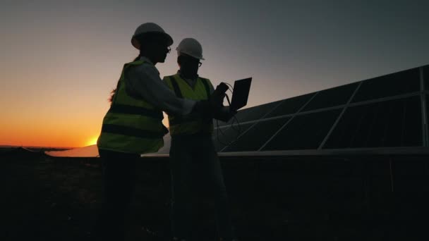 Especialistas en energía están hablando de electricidad en paneles solares — Vídeos de Stock