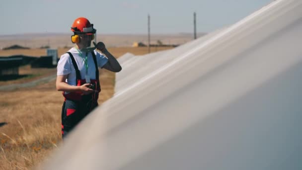 サービスマンは太陽電池パネルで電気を測定している — ストック動画