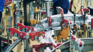 Araba tamircisi araba fabrikasında araba kaynakçısı cesedi. Otomobil fabrikası, modern otomobil üretimi.