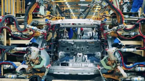 Proceso automatizado de soldadura de carrocería en una planta de fabricación de automóviles. — Vídeos de Stock