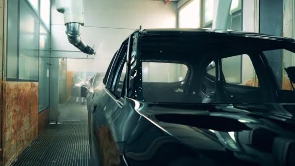 Bilmålare robotar måla en bil vid en produktionslinje — Stockvideo