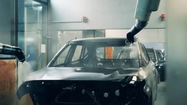 Robots peignant une voiture. Ligne de production automobile — Video