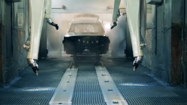 Moderna industrirobotar målar en bilkropp. Tidsfrist — Stockvideo