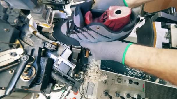 Trabajador de fábrica de calzado haciendo zapatos. Máquina duradera se utiliza para dar forma a una nueva bota — Vídeos de Stock