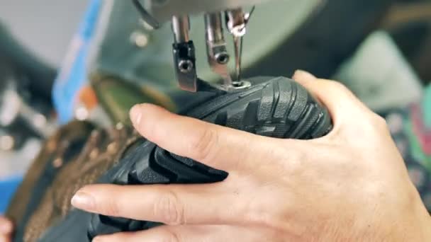 Primer plano de una bota cosida por una máquina de coser — Vídeos de Stock