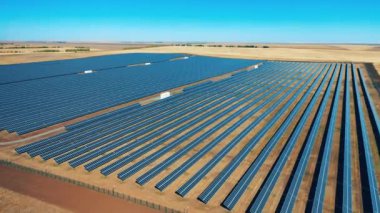 Yukarıdan çekilen devasa güneş enerjisi alanı