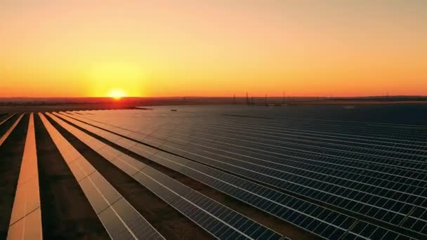 Puesta de sol en el campo de energía fotovoltaica con muchos paneles — Vídeos de Stock