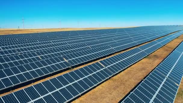 Filas de paneles en la central fotovoltaica — Vídeos de Stock