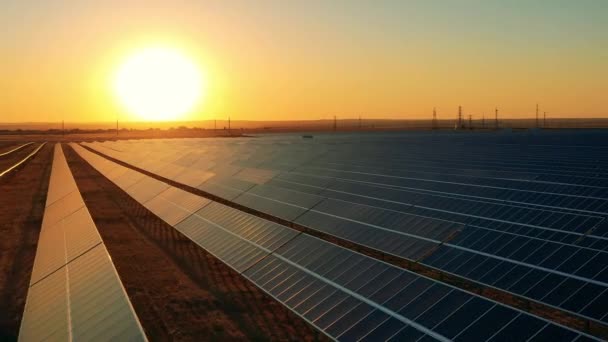 Západ slunce na fotovoltaickém poli umístěném pod širým nebem — Stock video
