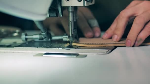 工業労働者によってソールが縫われている — ストック動画