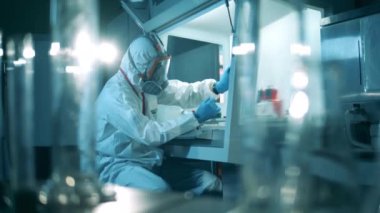 Araştırmacı laboratuvardaki biyolojik sondaları inceliyor. Coronavirus, COVID-19 antikor konsepti.