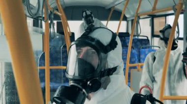 Covid-19, koronavirüs salgını, dezenfeksiyon konsepti. Bir grup hijyen işçisi içeriden nakliyeyi temizliyor.