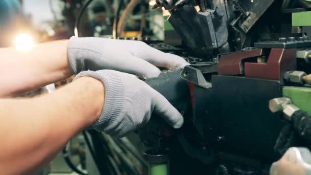 Travailleur masculin utilise l'équipement d'usine pour traiter la semelle d'une chaussure. Chaussures à coudre ouvrières. Usine de chaussures. — Video
