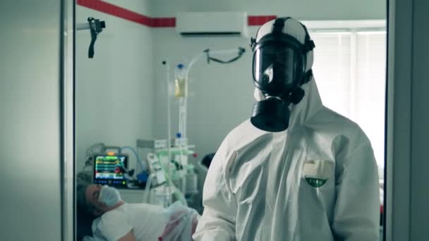 Paramedicus in een ziekenhuis woord toont een bemoedigende poster. Coronavirus pandemie, 2019-ncov, het concept van coronavirus. — Stockvideo