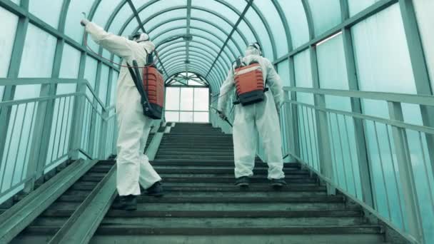 A fedett lépcsőházat fertőtlenítik a közegészségügyi dolgozók. — Stock videók